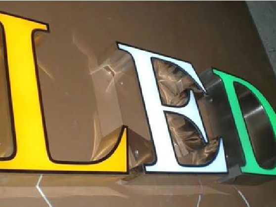 理县介绍LED招牌的基础知识。